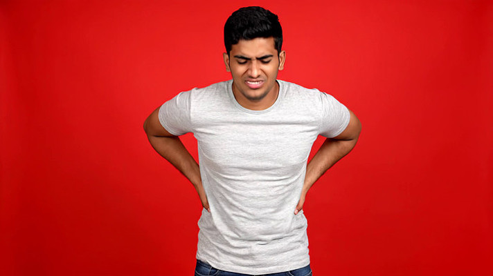 男性双手扶腰表现腰疼 男性双手扶腰表现腰疼