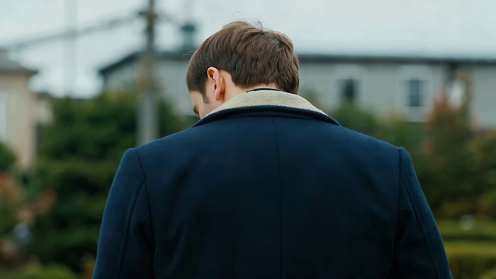 男子背对镜头站立户外 男子背对镜头站立户外