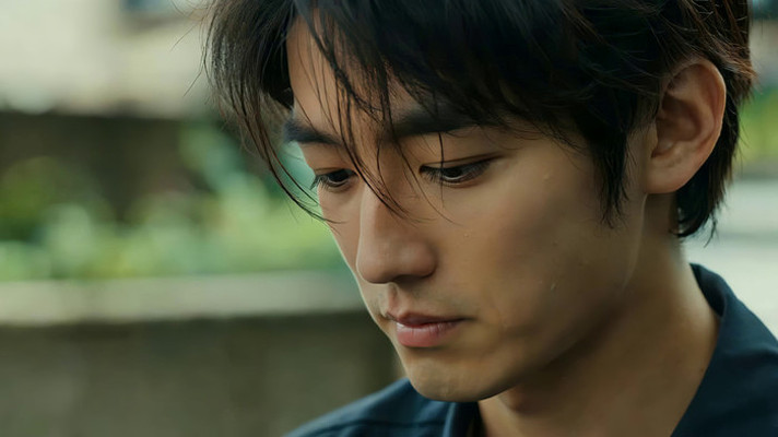 男子低头沉思画面 男子低头沉思画面