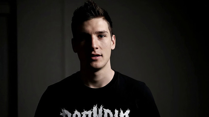 ���Ӻ�ɫT����������ز�