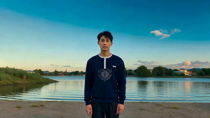 男子湖畔站立远景 男子湖畔站立远景