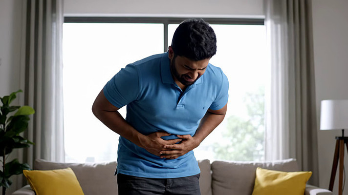 男子家中捂着肚子显痛苦 男子家中捂着肚子显痛苦