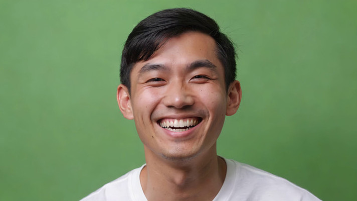 男子绿幕前微笑特写 男子绿幕前微笑特写