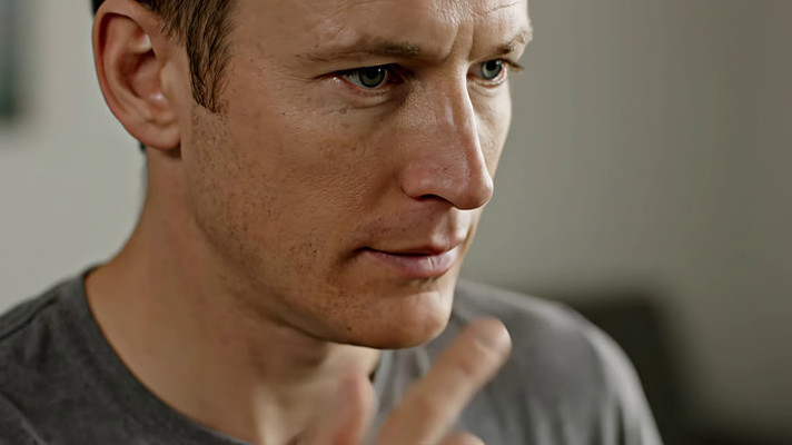 男子面部特写手托下巴 男子面部特写手托下巴