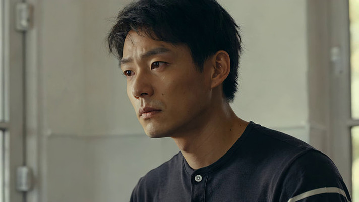 男子室内侧脸特写 男子室内侧脸特写