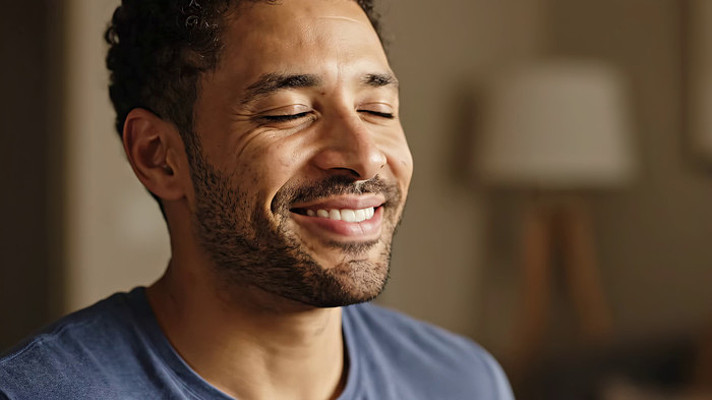 男子室内手持玻璃杯喝水 男子室内手持玻璃杯喝水