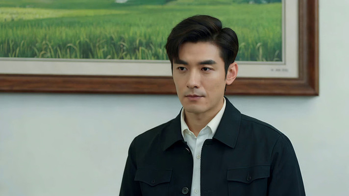 男子室内站立背景有田园画 男子室内站立背景有田园画