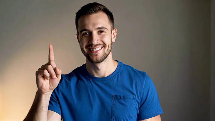 男子微笑竖指特写素材 男子微笑竖指特写素材