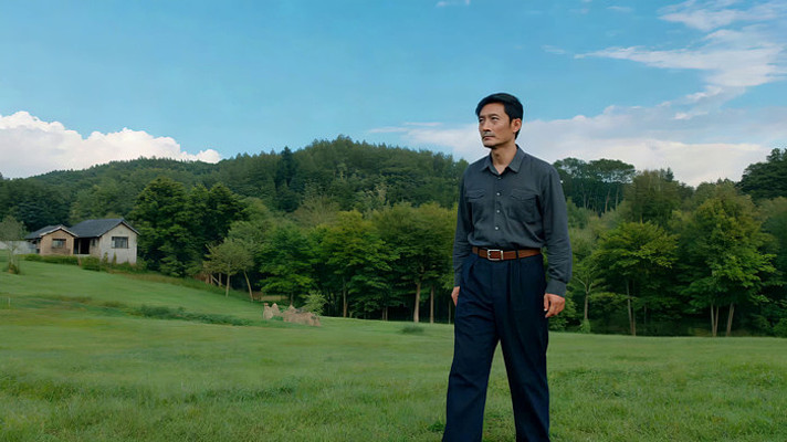 男子在草地树林间行走 男子在草地树林间行走