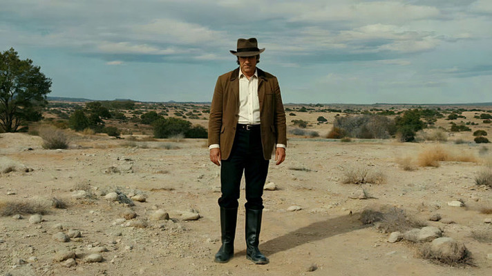 男子站立于荒漠之中 男子站立于荒漠之中