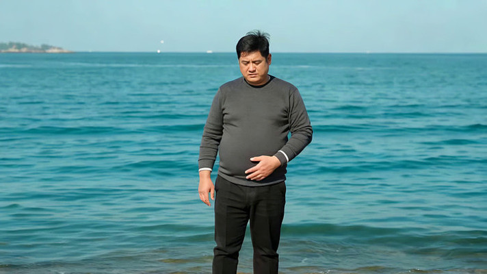 男子站立在大海边 男子站立在大海边