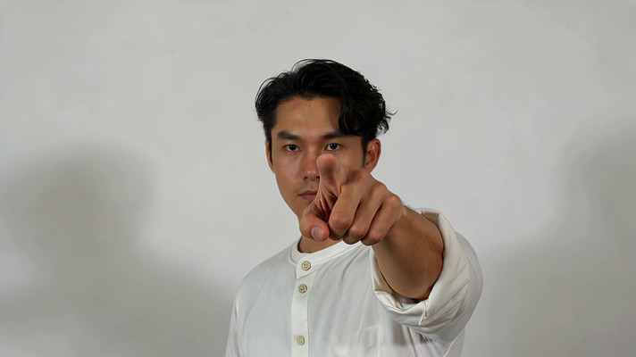 男子指向镜头特写画面 男子指向镜头特写画面