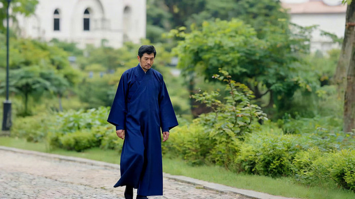 男子着古装在园林小道漫步 男子着古装在园林小道漫步