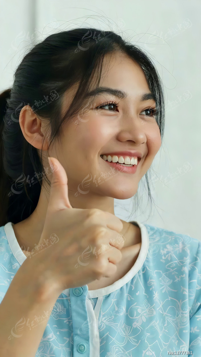 ����Ů����Ĵָ΢Ц