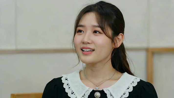 年轻女子闭眼微笑表情特写 年轻女子闭眼微笑表情特写