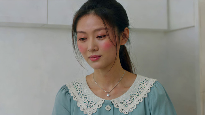 年轻女子室内半身画面 年轻女子室内半身画面