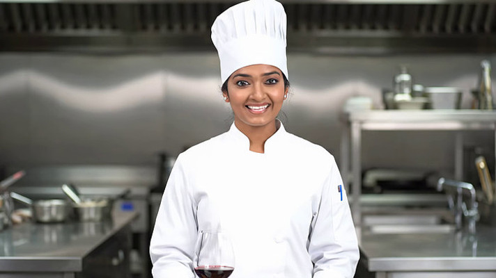 女厨师在厨房手持红酒 女厨师在厨房手持红酒