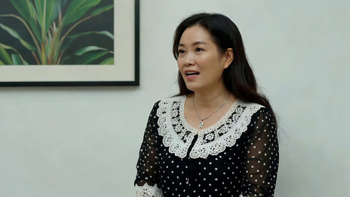 女性室内半身姿态画面 女性室内半身姿态画面