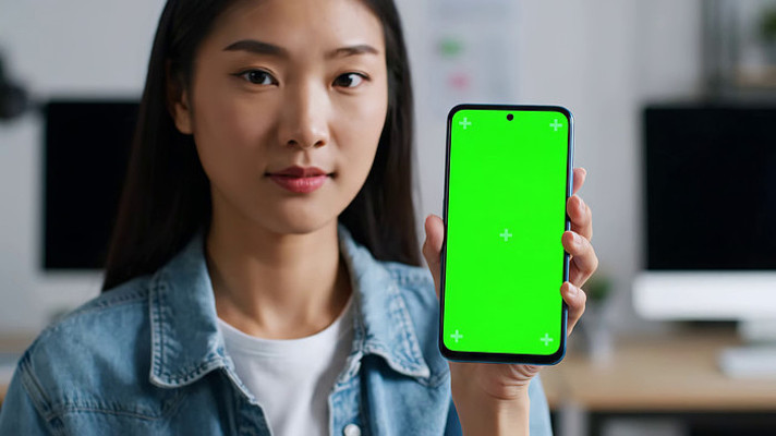 女性手持绿屏手机素材 女性手持绿屏手机素材