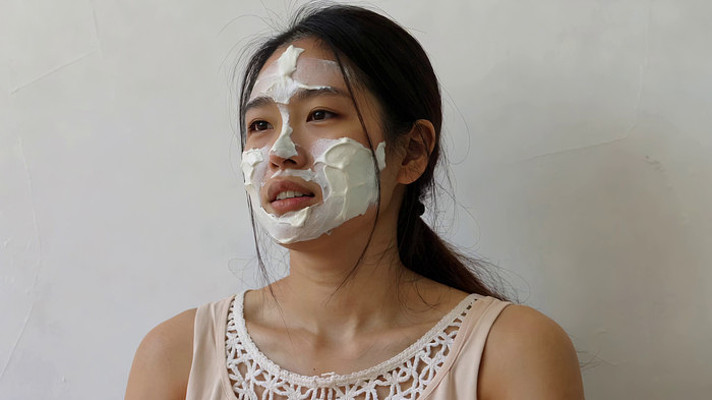 女性涂抹面膜面部特写 女性涂抹面膜面部特写