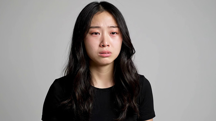 女性掩嘴悲伤表情画面 女性掩嘴悲伤表情画面