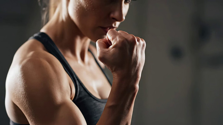 女性展示健身肌肉特写 女性展示健身肌肉特写