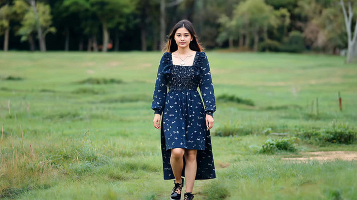 女子草地漫步素材 女子草地漫步素材