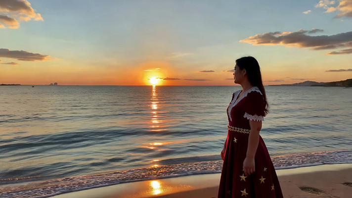 女子海边赏日落 女子海边赏日落