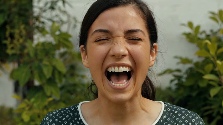 女子户外大笑特写 女子户外大笑特写