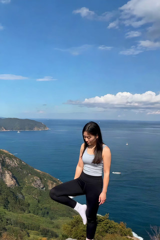 女子山顶海边单腿站立 女子山顶海边单腿站立