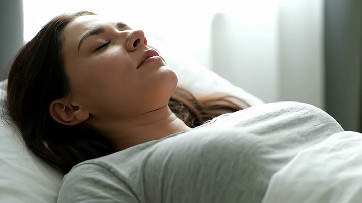 女子卧床闭眼放松休息 女子卧床闭眼放松休息