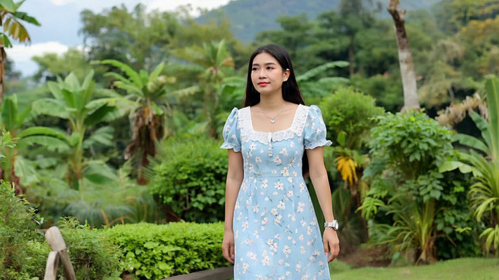 女子于绿植环绕处站立 女子于绿植环绕处站立