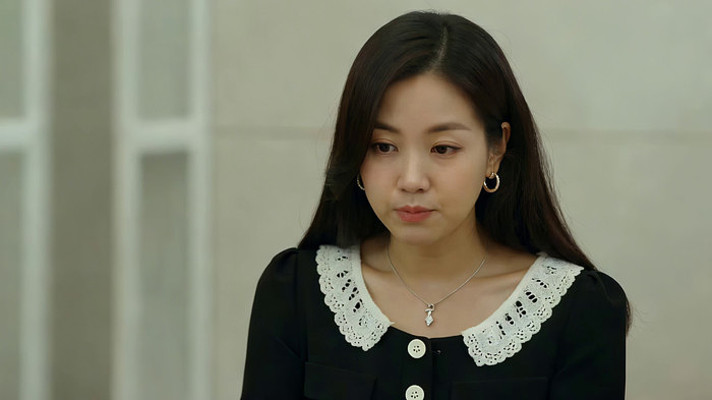 佩戴首饰的女性低头画面 佩戴首饰的女性低头画面