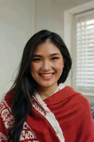 披红披肩微笑的女性特写 披红披肩微笑的女性特写