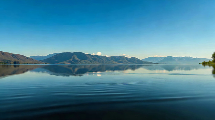 平静湖泊与远山风景 平静湖泊与远山风景