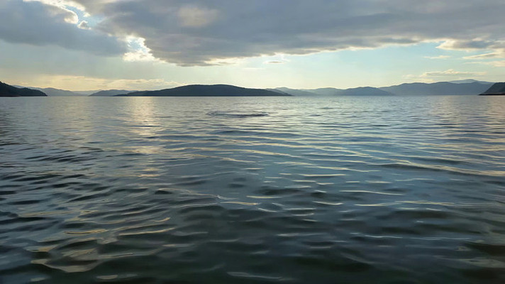 平静湖面与远处山峦景观 平静湖面与远处山峦景观