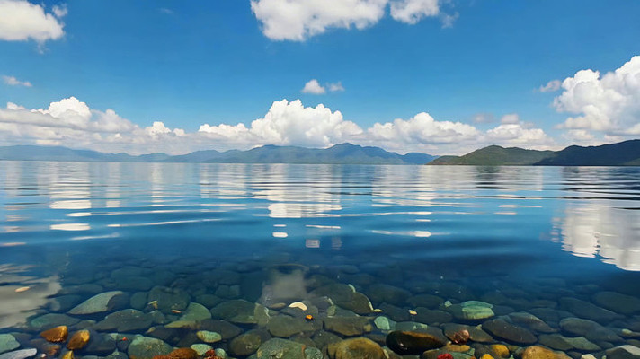 清澈湖水与蓝天白云风景 清澈湖水与蓝天白云风景