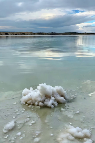 青海盐湖湖面盐块景观 青海盐湖湖面盐块景观