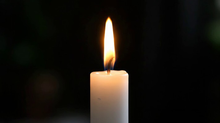 燃烧的白色蜡烛特写 燃烧的白色蜡烛特写