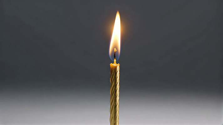 燃烧的金色蜡烛特写 燃烧的金色蜡烛特写