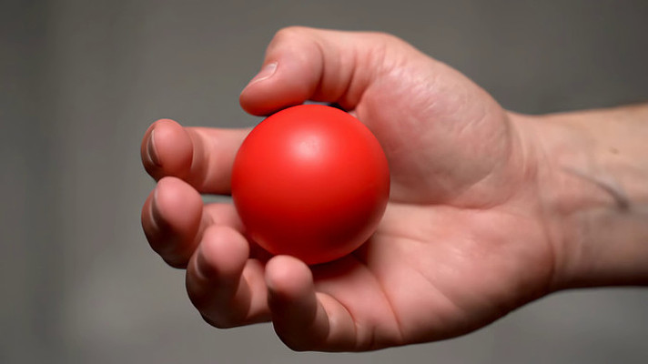 人手握持红色圆球特写 人手握持红色圆球特写