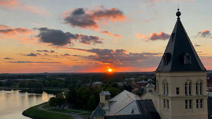 日落时分湖畔欧式建筑全景 日落时分湖畔欧式建筑全景