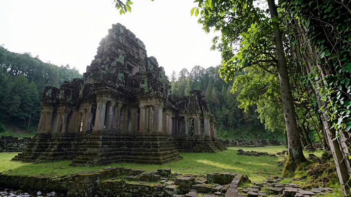 森林中的古老石质建筑 森林中的古老石质建筑