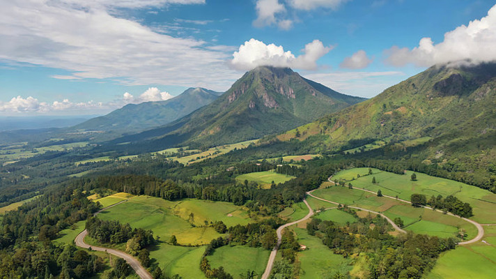 山地绿野自然风光俯瞰画面 山地绿野自然风光俯瞰画面