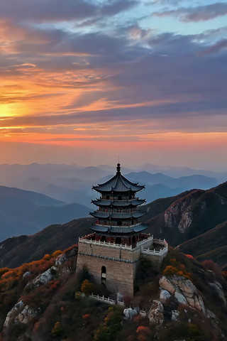 山顶古亭与壮丽晚霞景观 山顶古亭与壮丽晚霞景观