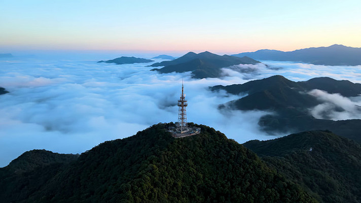 山顶云海自然风光俯瞰画面 山顶云海自然风光俯瞰画面