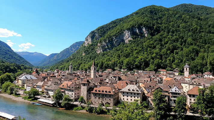 ɽ���к����ԵĴ�ׯ�羰