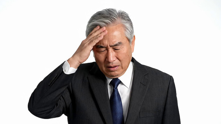 商务老人扶额显不适 商务老人扶额显不适