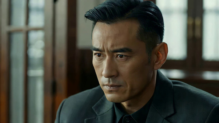 商务男士室内沉思特写 商务男士室内沉思特写