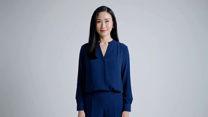 商务女性微笑站立画面 商务女性微笑站立画面